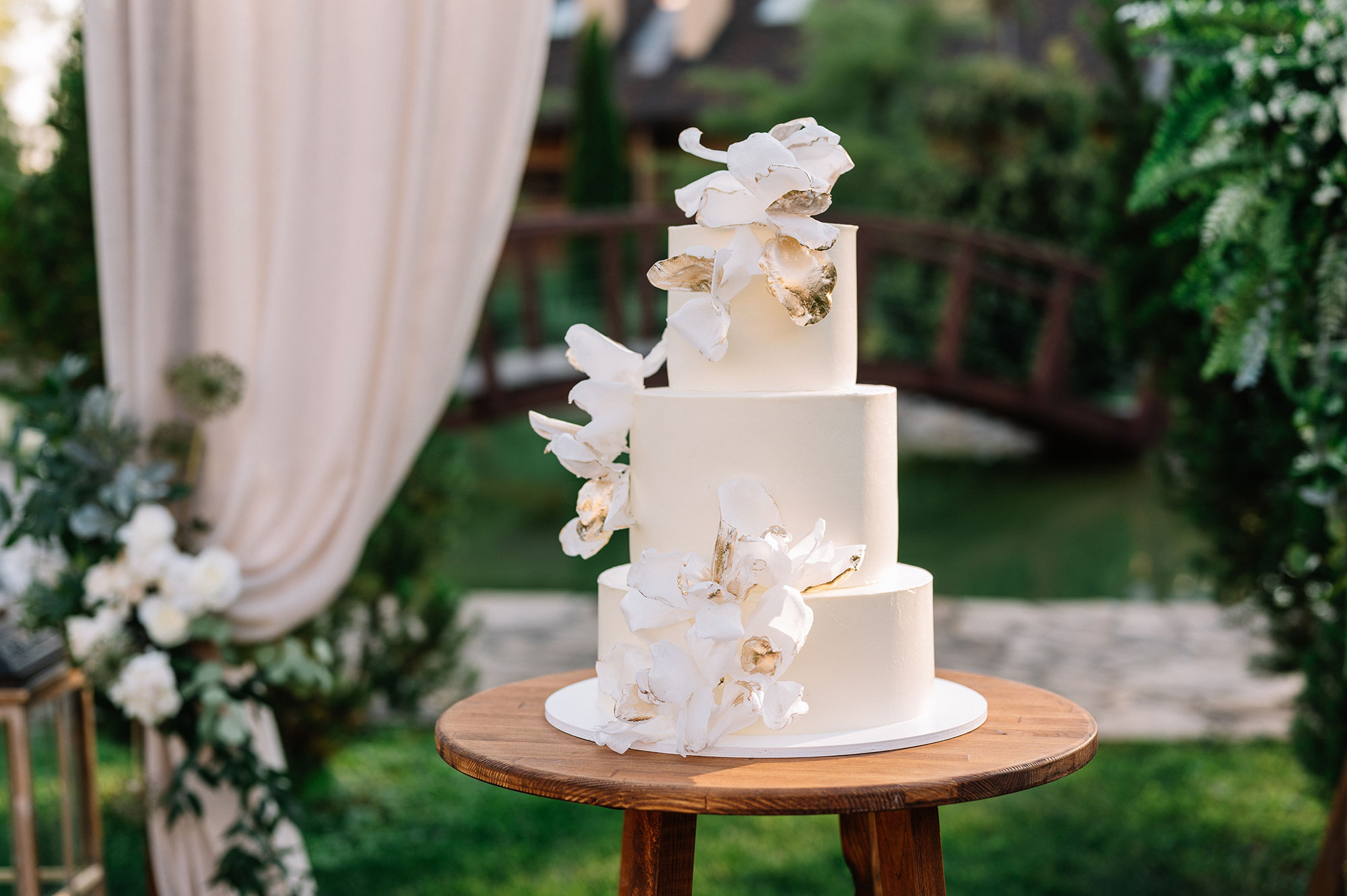 Wedding Cake Designs Inspired by Your Wedding Venue